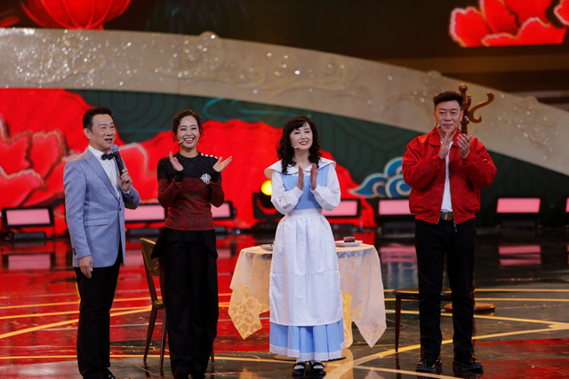 2020青岛春晚袁慧婷、向东等演唱歌曲《有点甜》,画面太甜蜜了