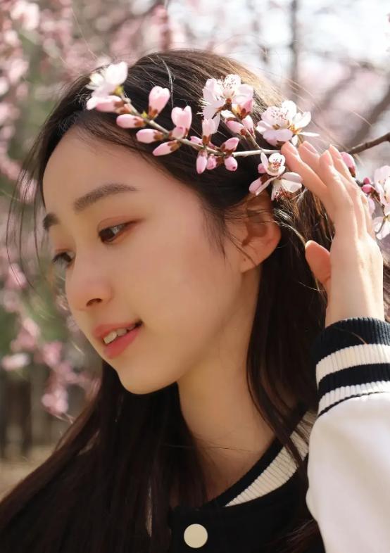 央视新晋美女主持人,娇小玲珑,清纯可爱,美若天仙