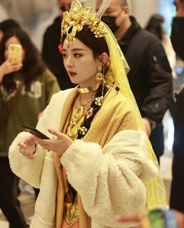 王者解说琪琪COS公孙离,比基尼、大长腿超绝!和赵丽颖气质不同
