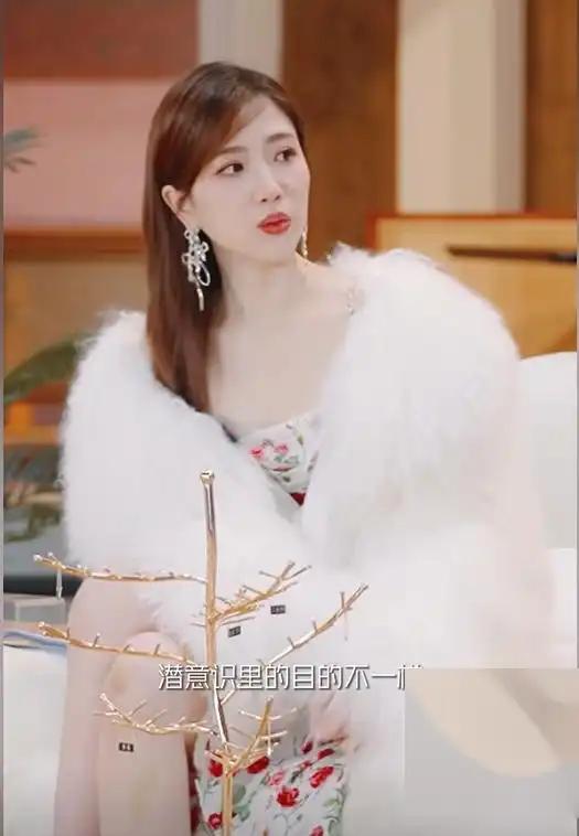 江苏卫视这个女主持人真漂亮,长腿玉足,外貌气质被赞似倪萍