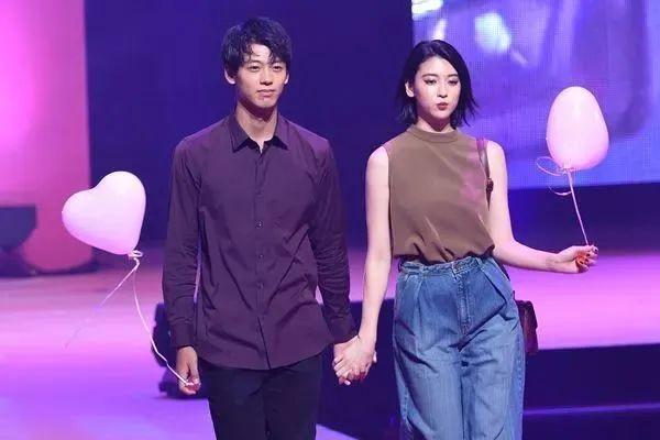“性感女神”三吉彩花亮相棒球场!紧身皮裤小蛮腰,又美又飒