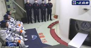 神二十航天员进入塔架九层平台 做发射前准备