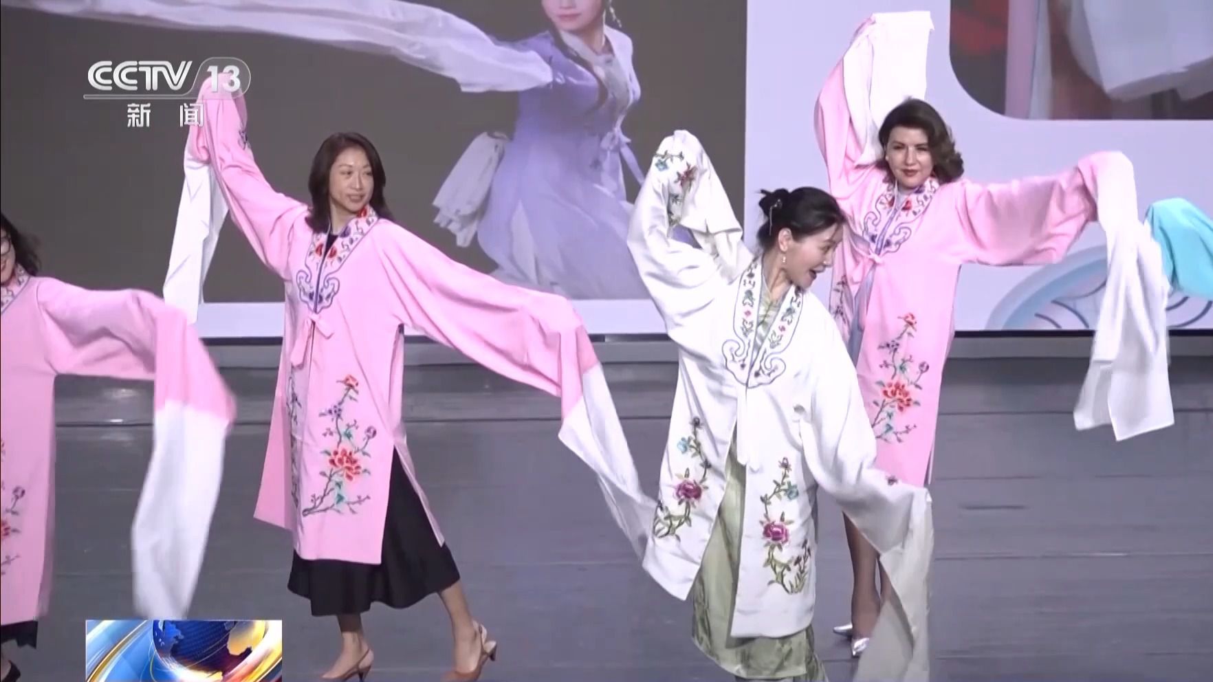 驻华大使夫人穿上戏服唱国粹 沉浸式探索东方美学